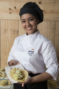 Tainan Matos é uma das alunas do curso de Cozinheiro do Senac.