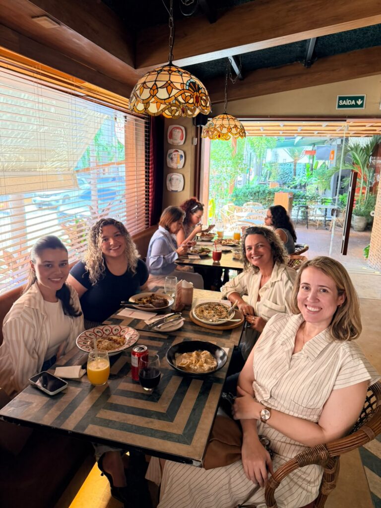Izakeline Ribeiro e amigas almoçam no Mammo restaurante, em Fortaleza. Na foto, quatro mulheres posam para a câmera